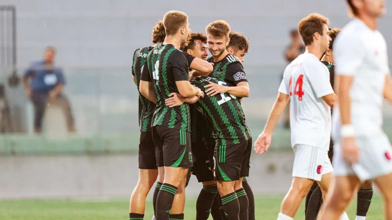 Jugadores celebrando un gol durante el partido