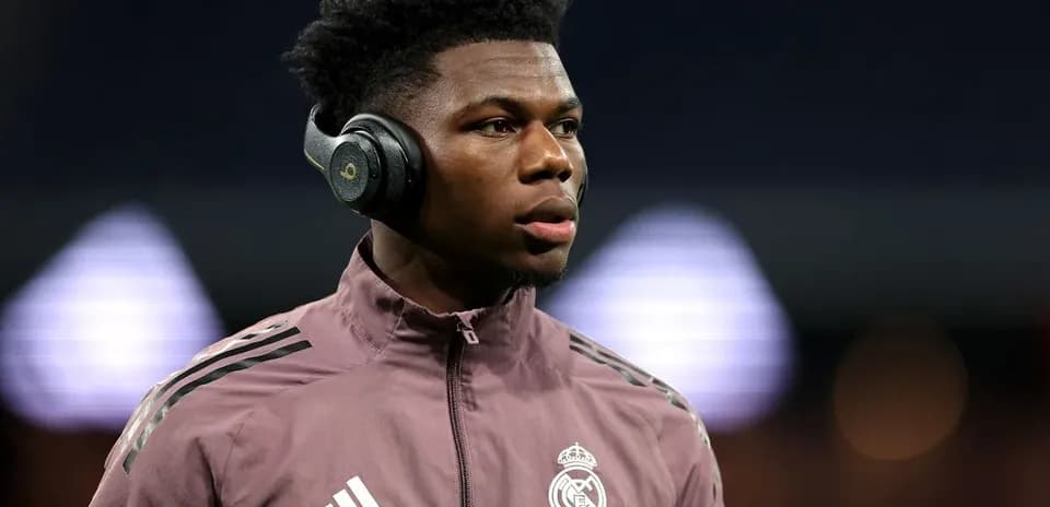 Jugador de Real Madrid con auriculares en el vestuario