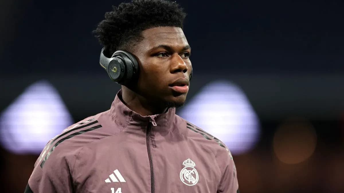 Jugador de Real Madrid con auriculares en el vestuario