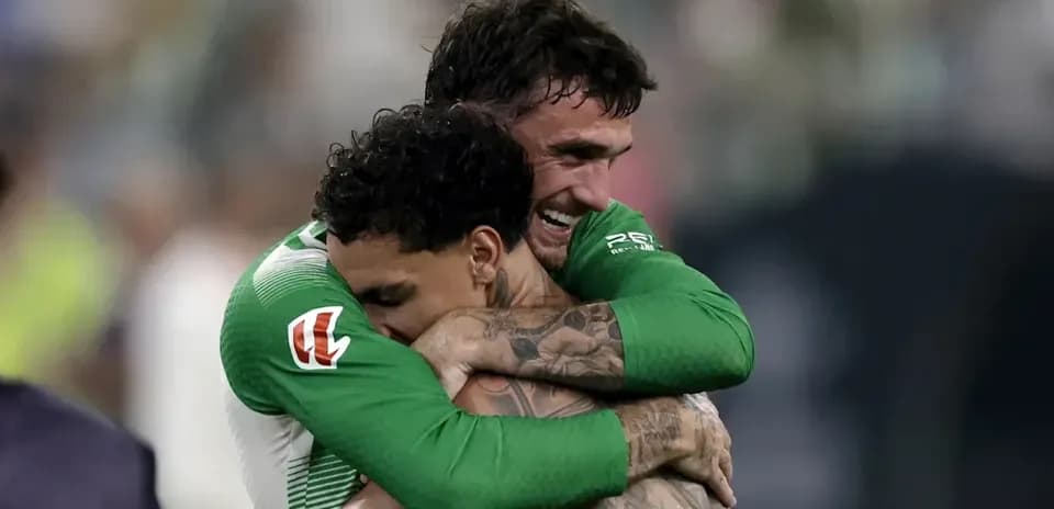 Jugadores abrazándose tras el partido