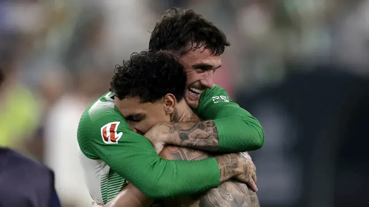 Jugadores abrazándose tras el partido