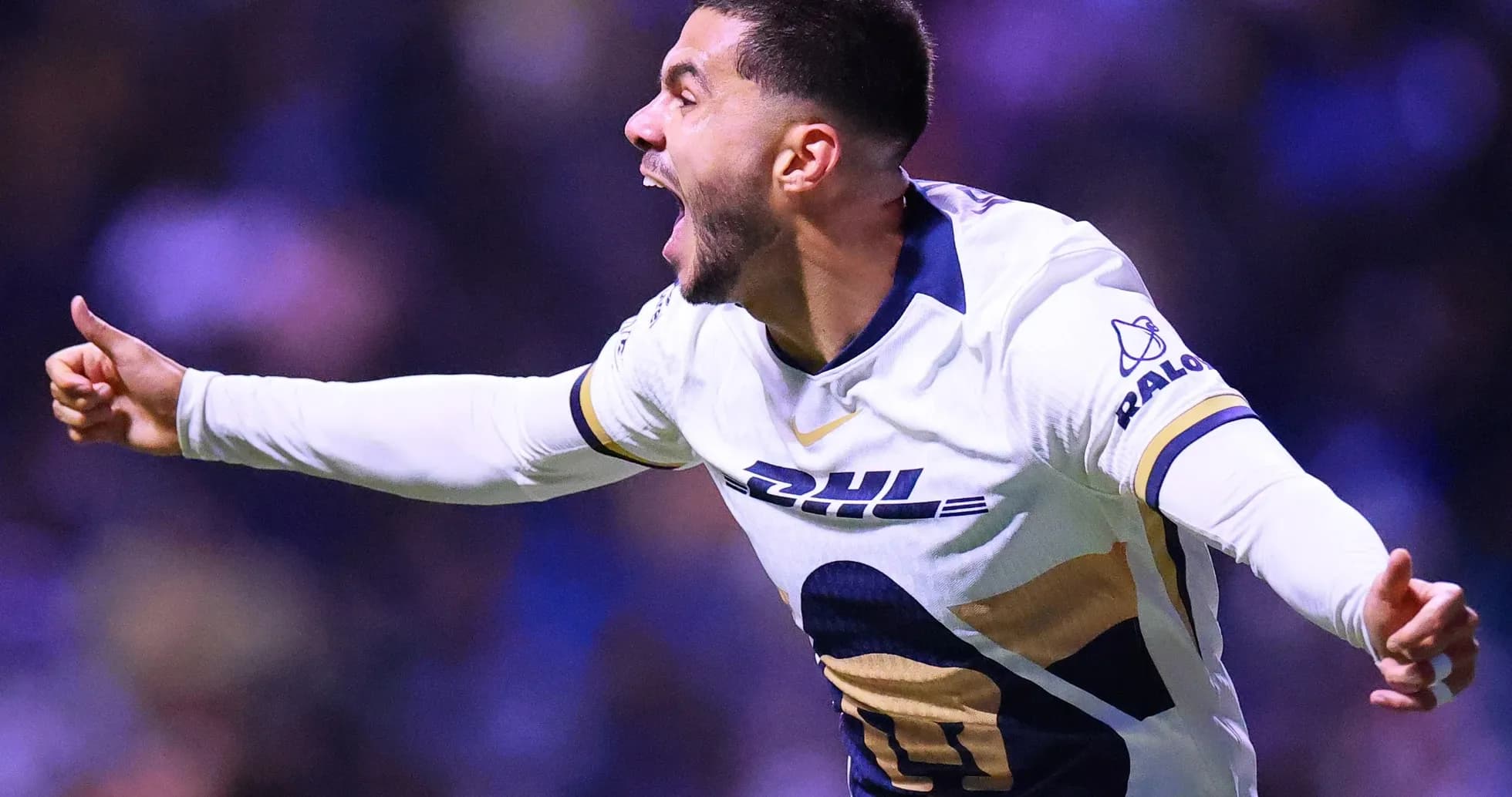 Jugador de Pumas celebra un gol en el partido