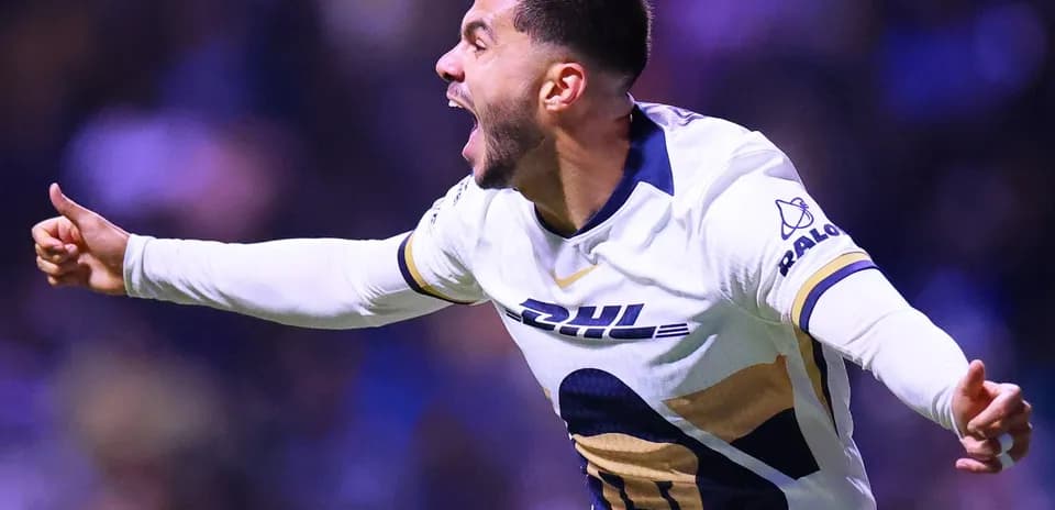 Jugador de Pumas celebra un gol en el partido