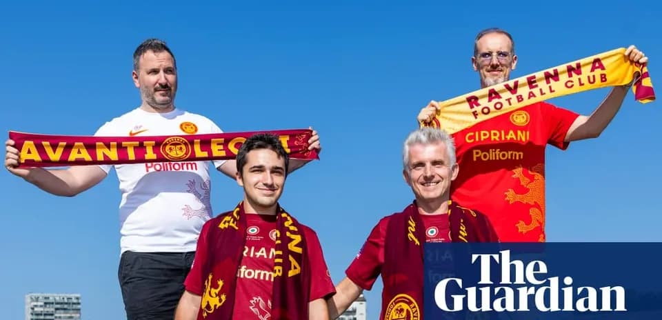 Cuatro aficionados sosteniendo bufandas de Ravena FC