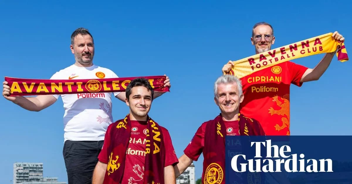 Cuatro aficionados sosteniendo bufandas de Ravena FC