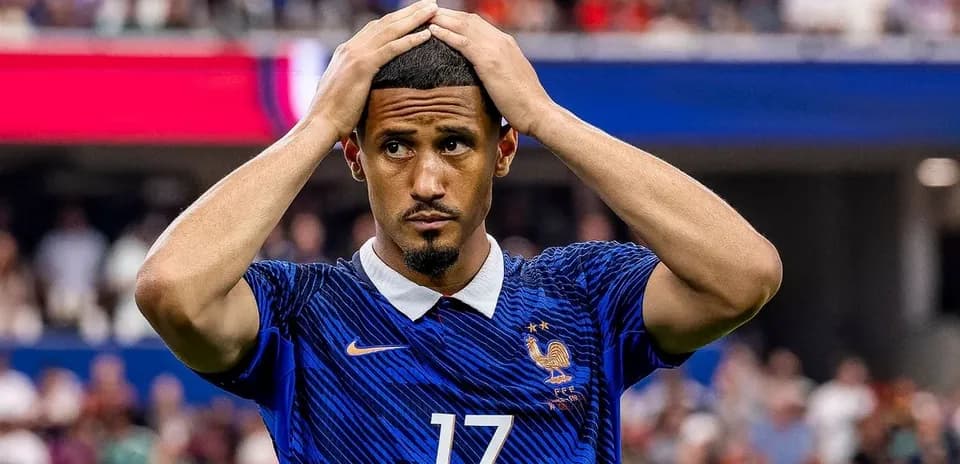 Jugador de Francia con la mano en la cabeza