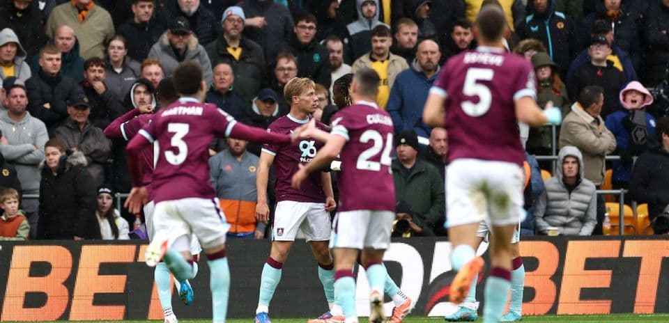 Jugadores de Burnley celebrando un gol