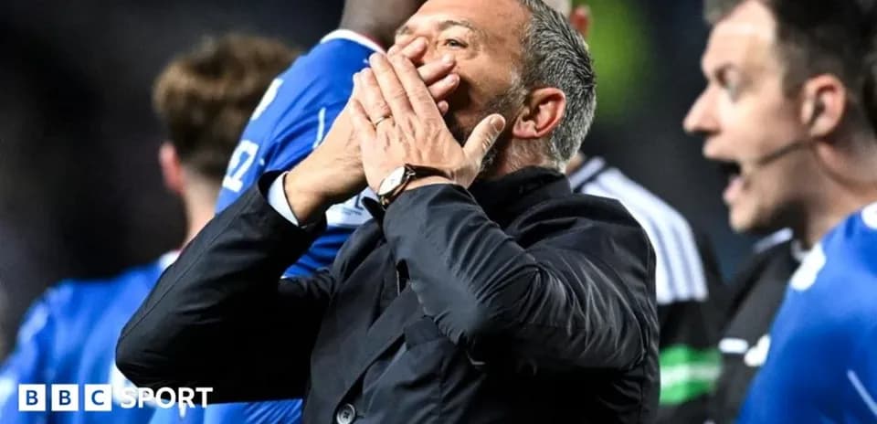 Entrenador reaccionando durante un partido de fútbol