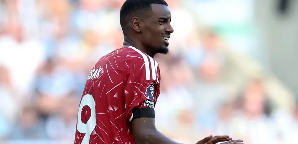 Jugador de fútbol con camiseta de Newcastle en acción