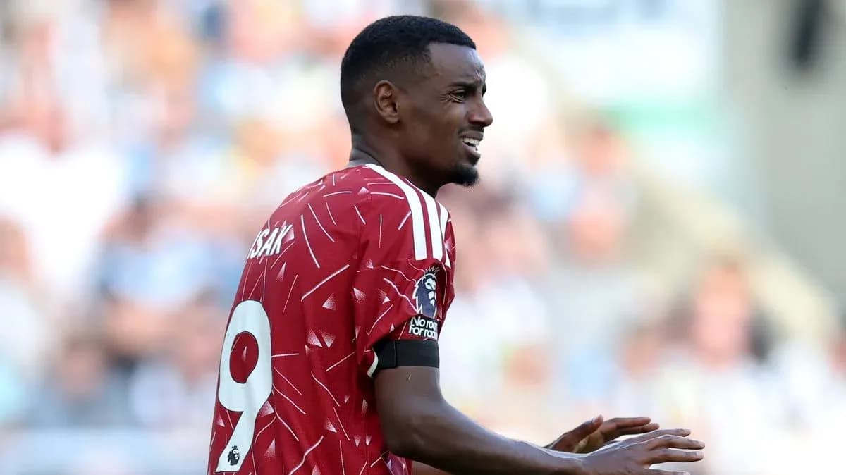 Jugador de fútbol con camiseta de Newcastle en acción