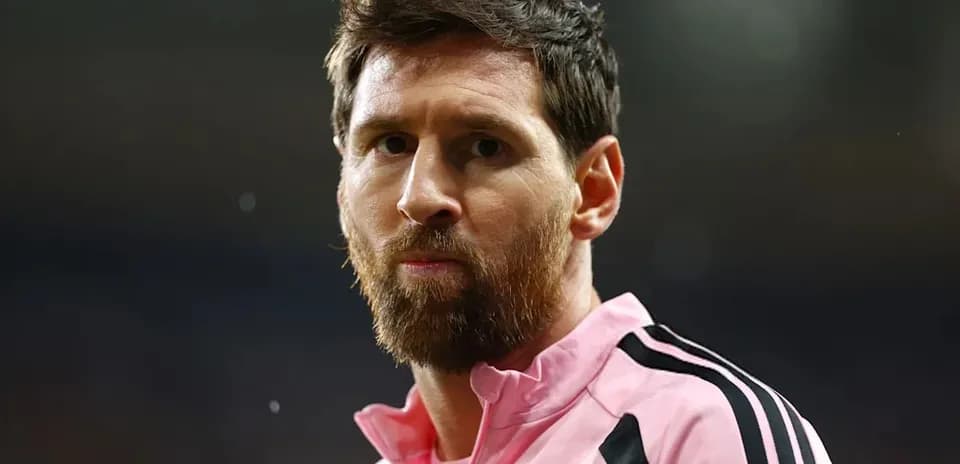 Jugador de fútbol con camiseta rosa de Inter Miami