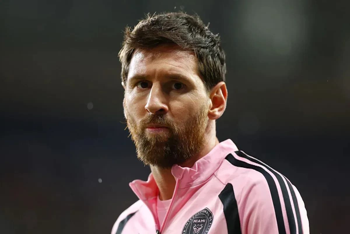 Jugador de fútbol con camiseta rosa de Inter Miami