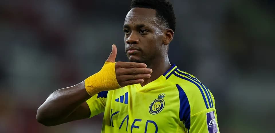 Jugador mostrando gesto con la mano en partido