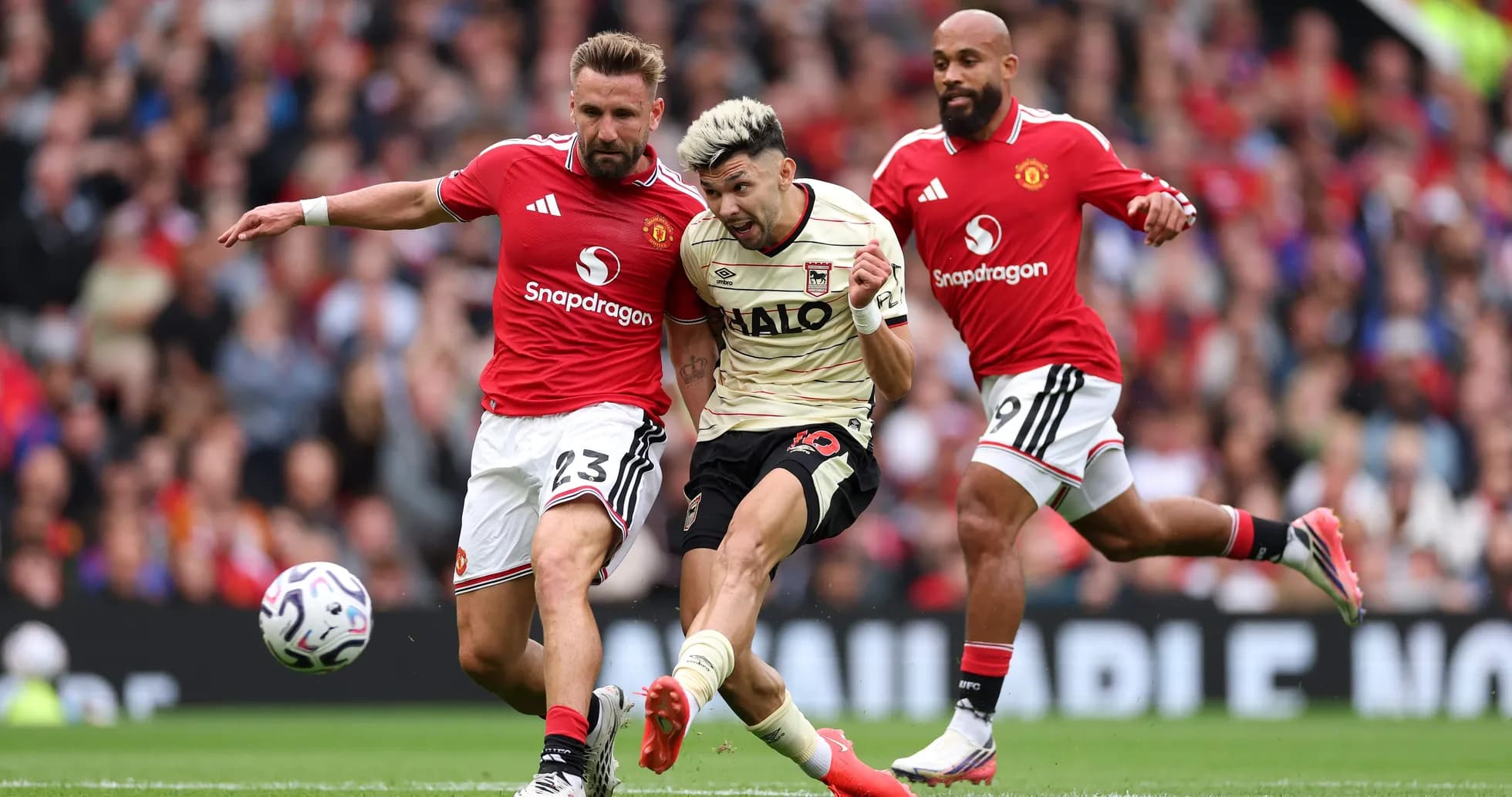 Jugador de Ipswich atacando en partido
