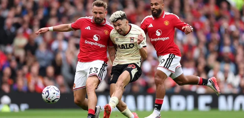 Jugador de Ipswich atacando en partido