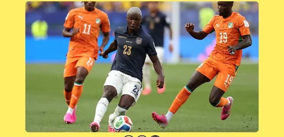 Jugador de Ecuador driblando entre dos defensores de Costa de Marfil
