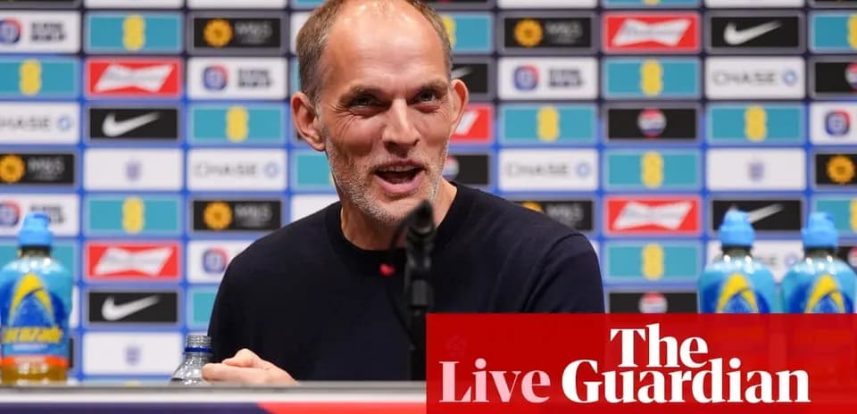 Entrenador hablando en conferencia de prensa