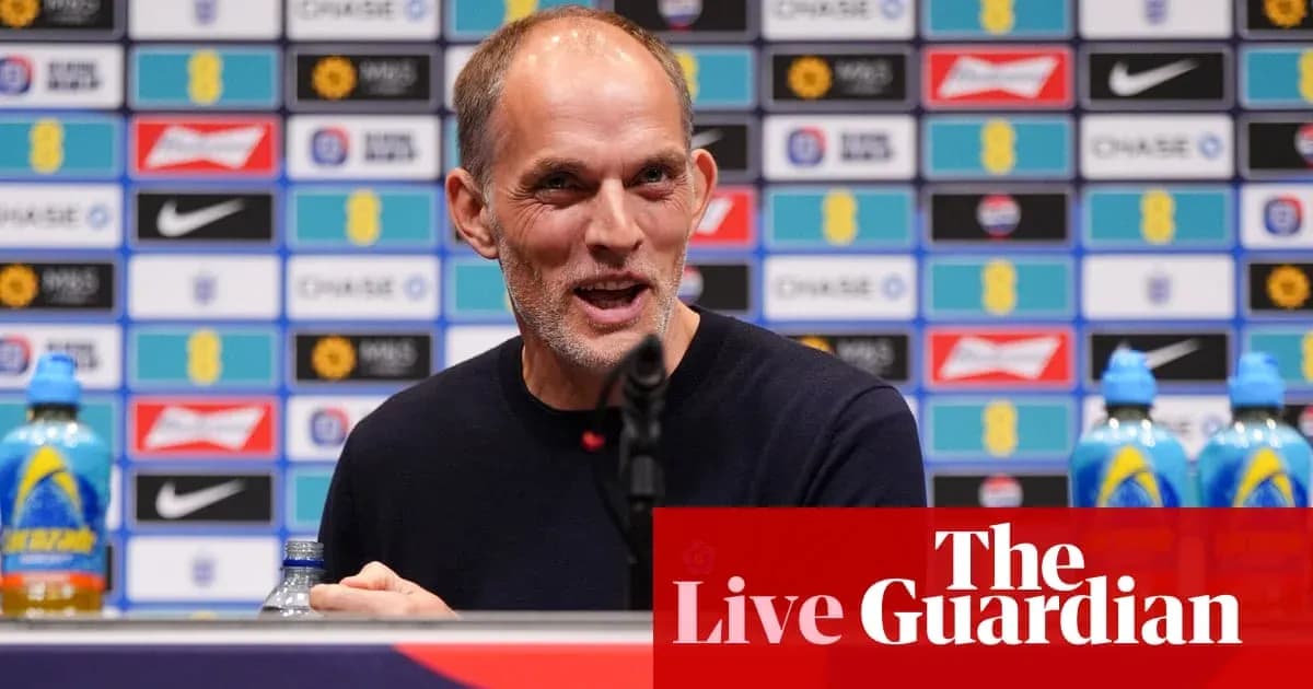 Entrenador hablando en conferencia de prensa
