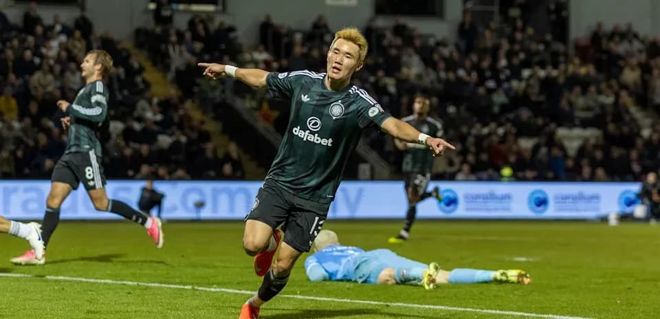 Jugador celebrando un gol en el campo de fútbol
