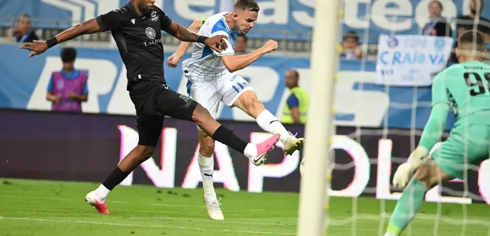 Jugador de Universitatea Craiova en acción