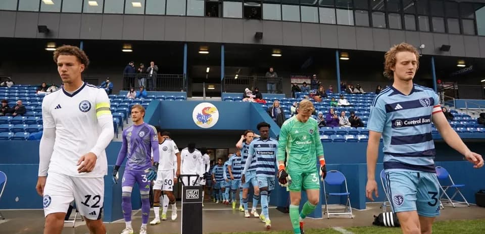 Jugadores de Sporting KC II y Ventura County ingresando al campo