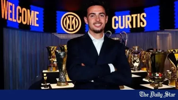 Jugador posando frente a trofeos en evento de bienvenida