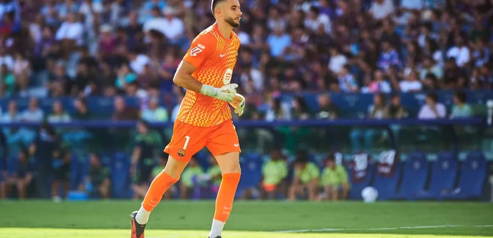 Portero de Barcelona corriendo en el campo