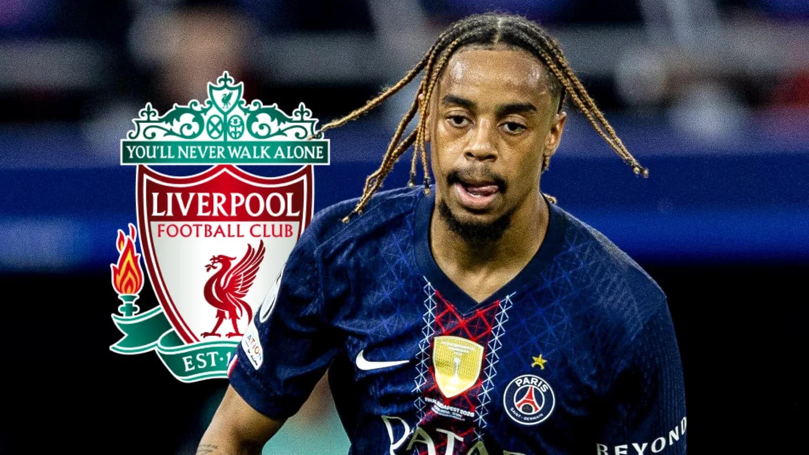 Jugador de PSG corriendo con escudo de Liverpool
