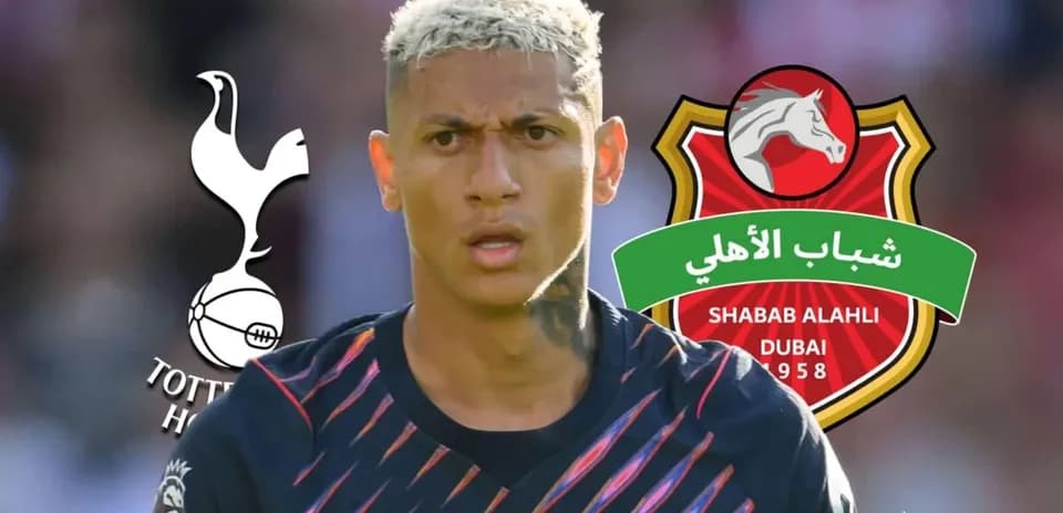 Jugador de fútbol con logos de Tottenham y Shabab Al Ahli