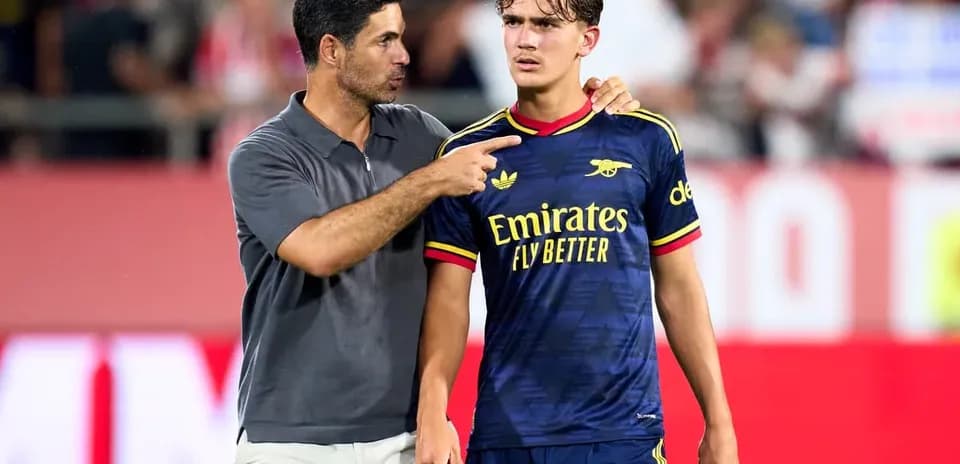 Entrenador hablando con jugador de Arsenal en el campo