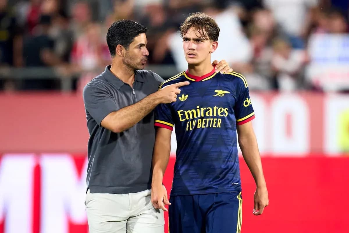 Entrenador hablando con jugador de Arsenal en el campo