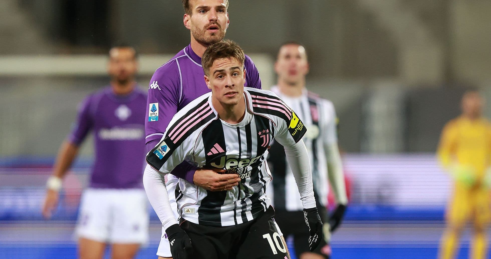 Jugador de Juventus contra Fiorentina en acción