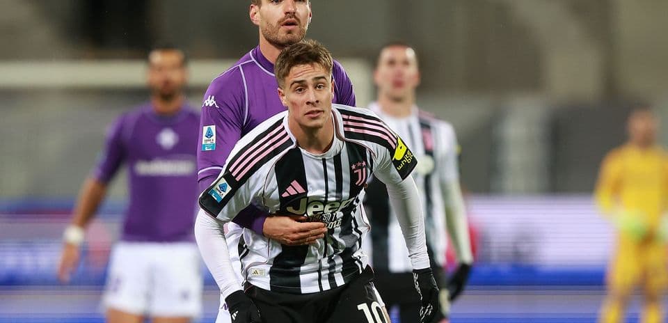 Jugador de Juventus contra Fiorentina en acción