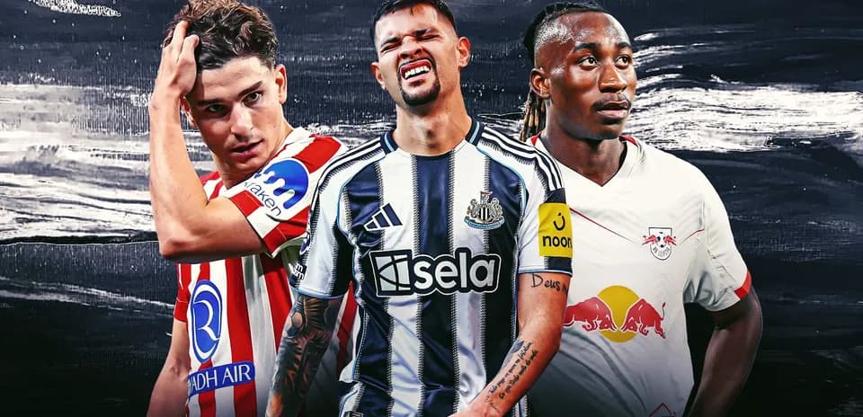 Tres futbolistas en camisetas de sus equipos