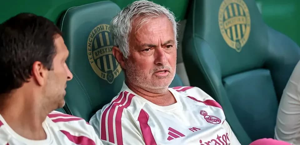Entrenador sentado en el banquillo durante el partido