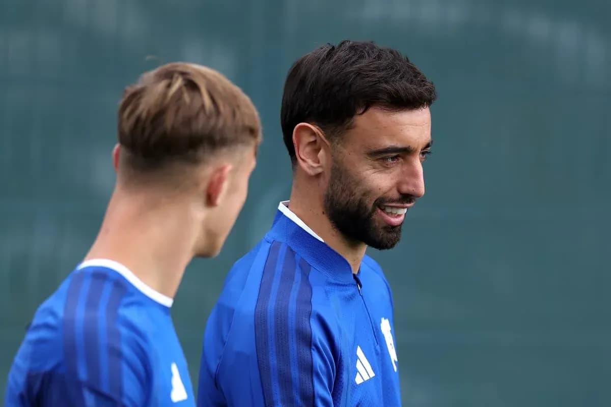 Dos jugadores conversando durante la sesión de entrenamiento