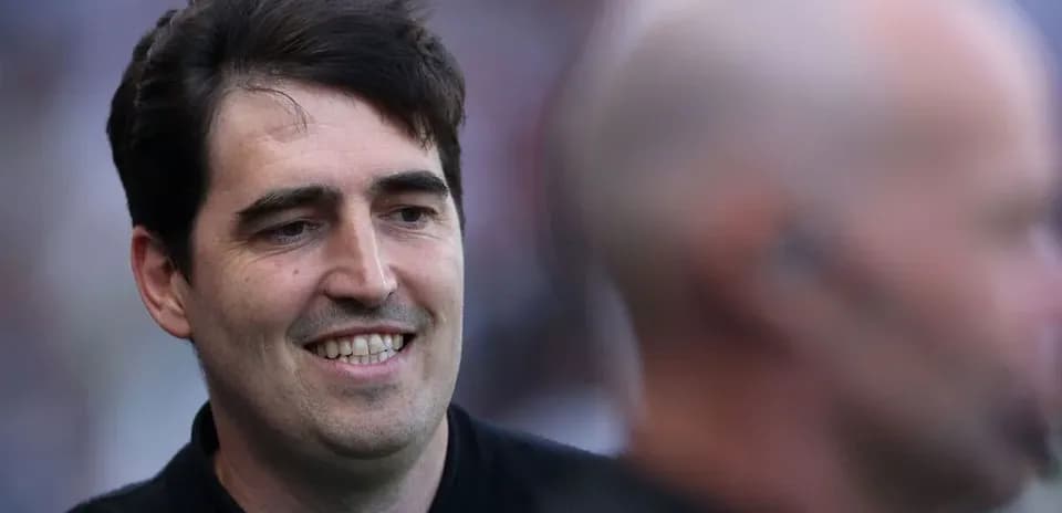 Entrenador sonriente en el campo de juego
