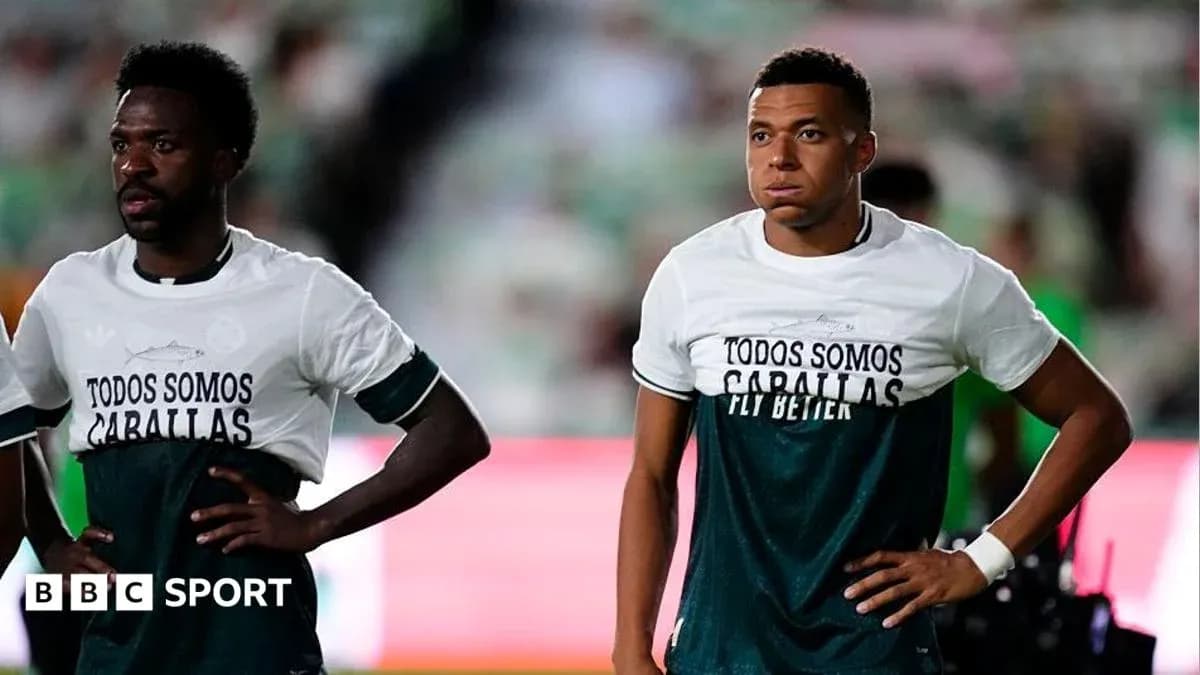 Dos jugadores en la cancha con camisetas de calentamiento