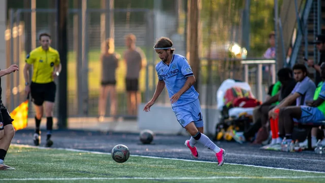 Jugador de Connecticut FC en acción durante el partido