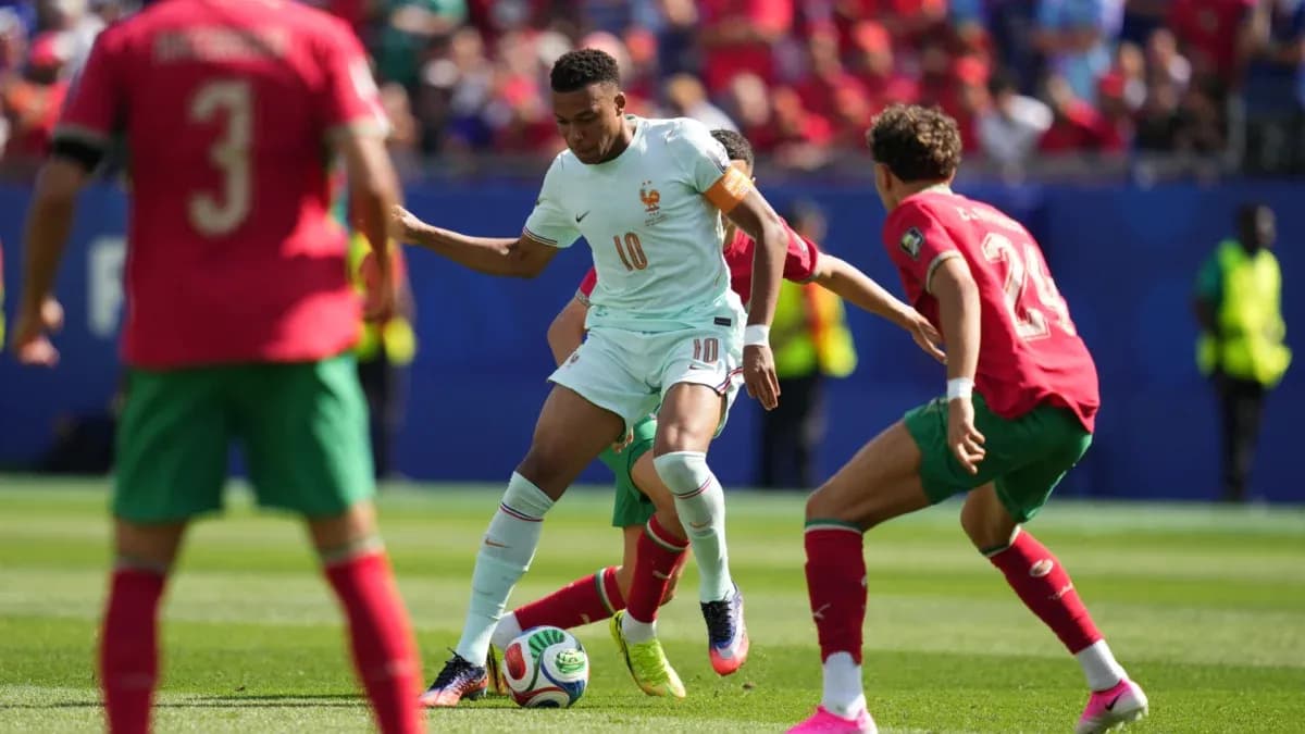 Jugador de Francia enfrentando a dos defensores marroquíes
