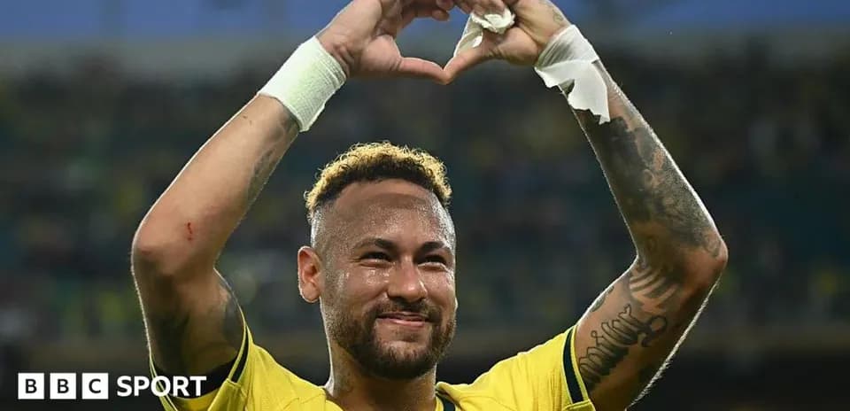Neymar haciendo un corazón con las manos