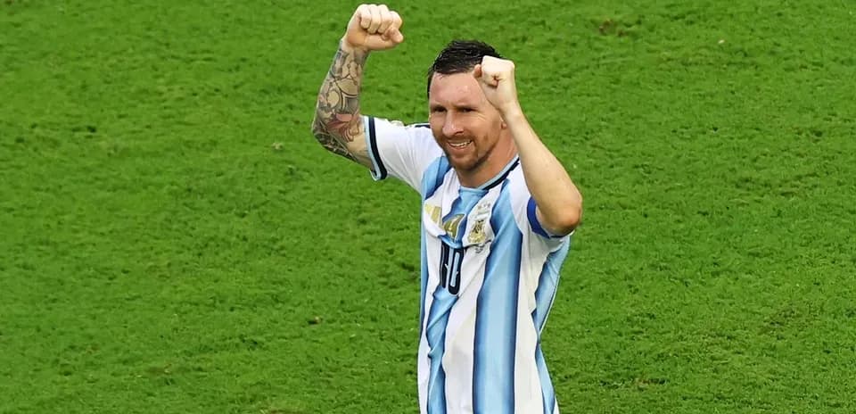 Jugador levantando los brazos en celebración