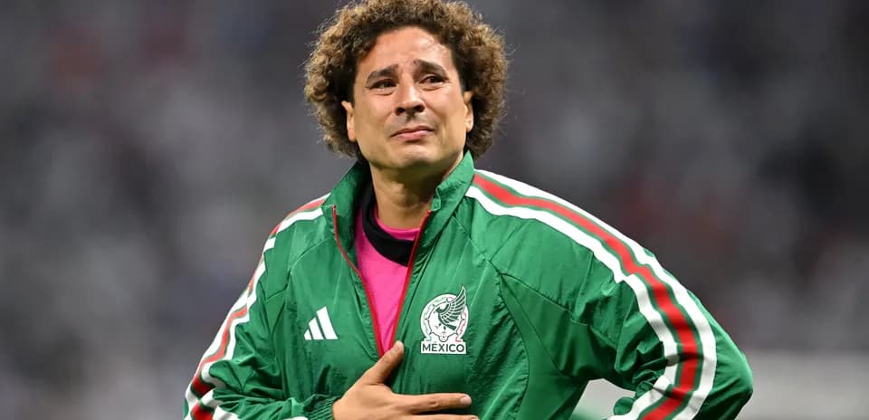 Portero de México con chaqueta verde en el campo