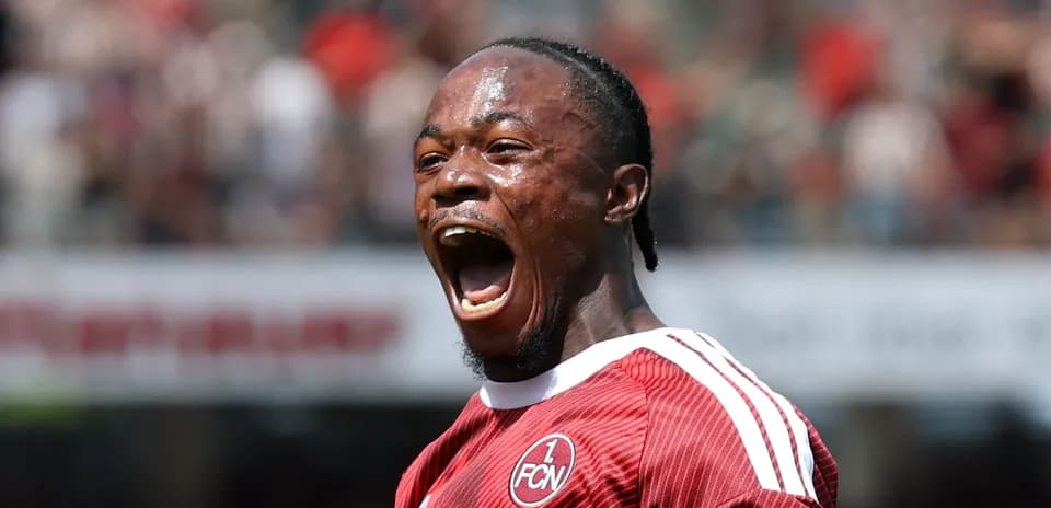 Jugador celebrando un gol con entusiasmo en el estadio