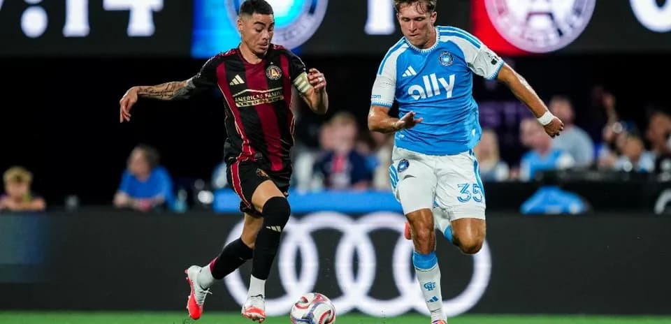 Jugador de Atlanta United FC persiguiendo balón