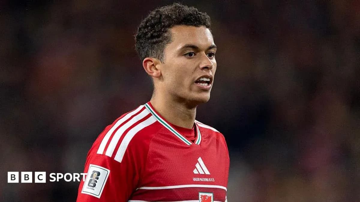 Jugador de fútbol en uniforme rojo durante partido