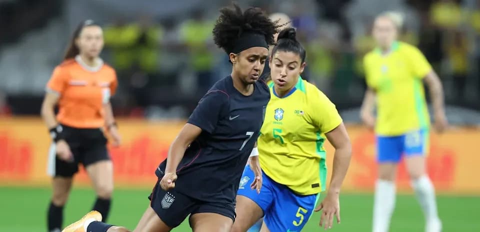 Jugadora de Estados Unidos y Brasil luchando por el balón