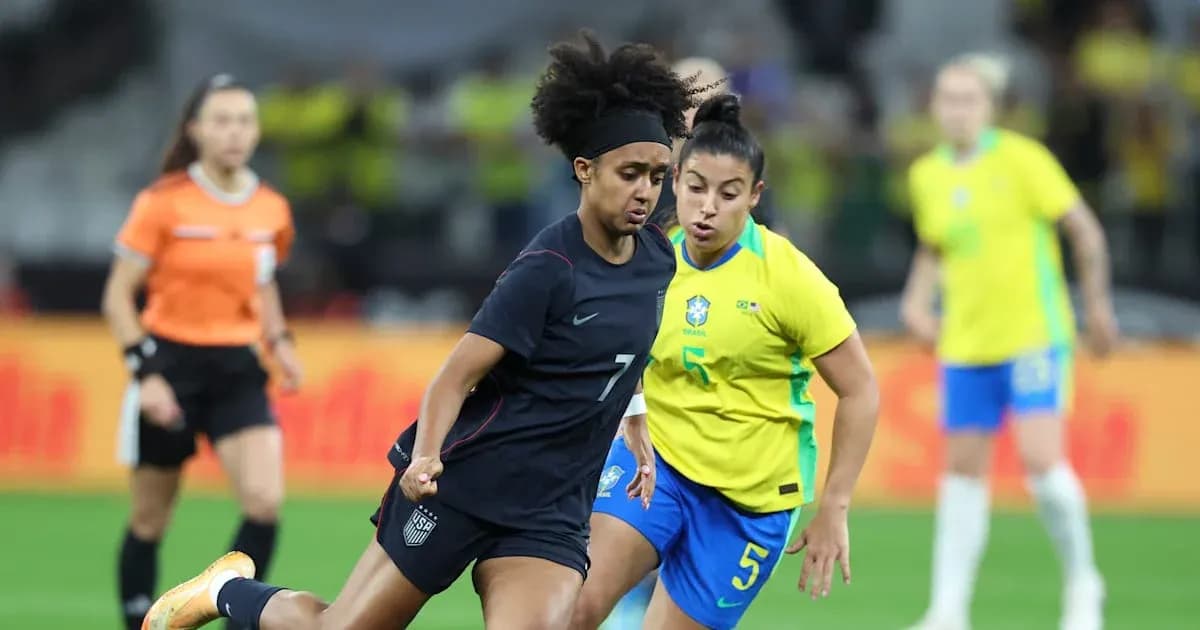 Jugadora de Estados Unidos y Brasil luchando por el balón