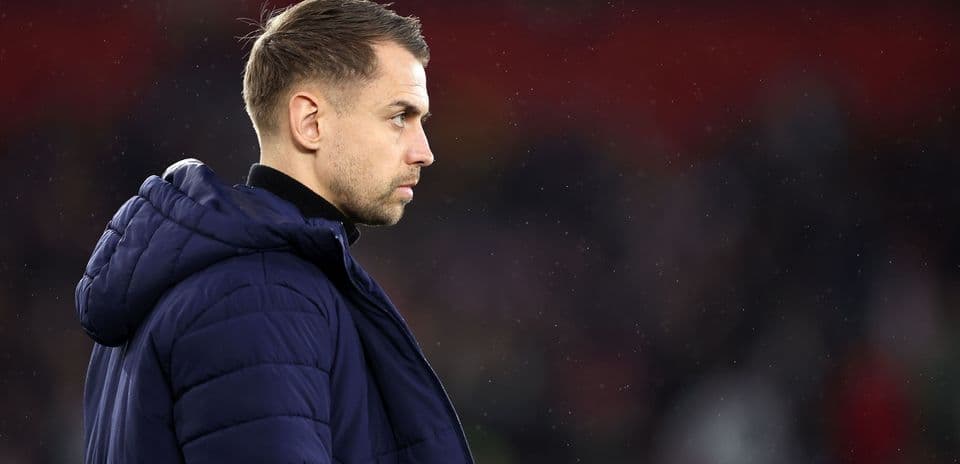 Entrenador observando el partido desde la línea lateral