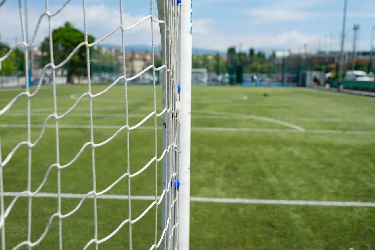 Portería de fútbol en campo de césped artificial